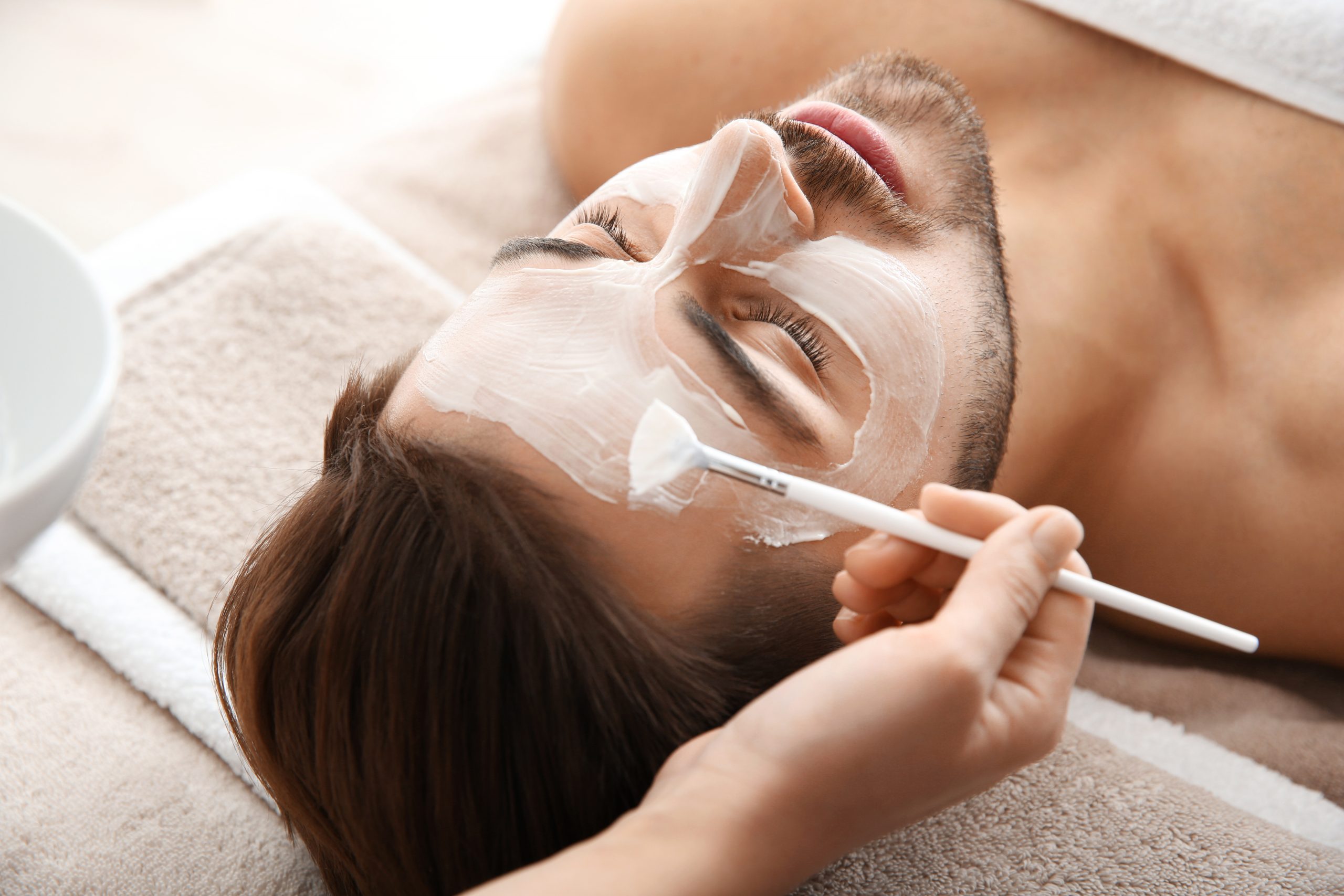 Cosmetologist,Applying,Mask,On,Client's,Face,In,Spa,Salon